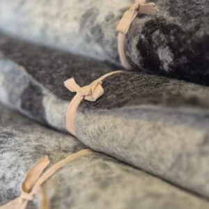 Leveres med skinnrem for knyting