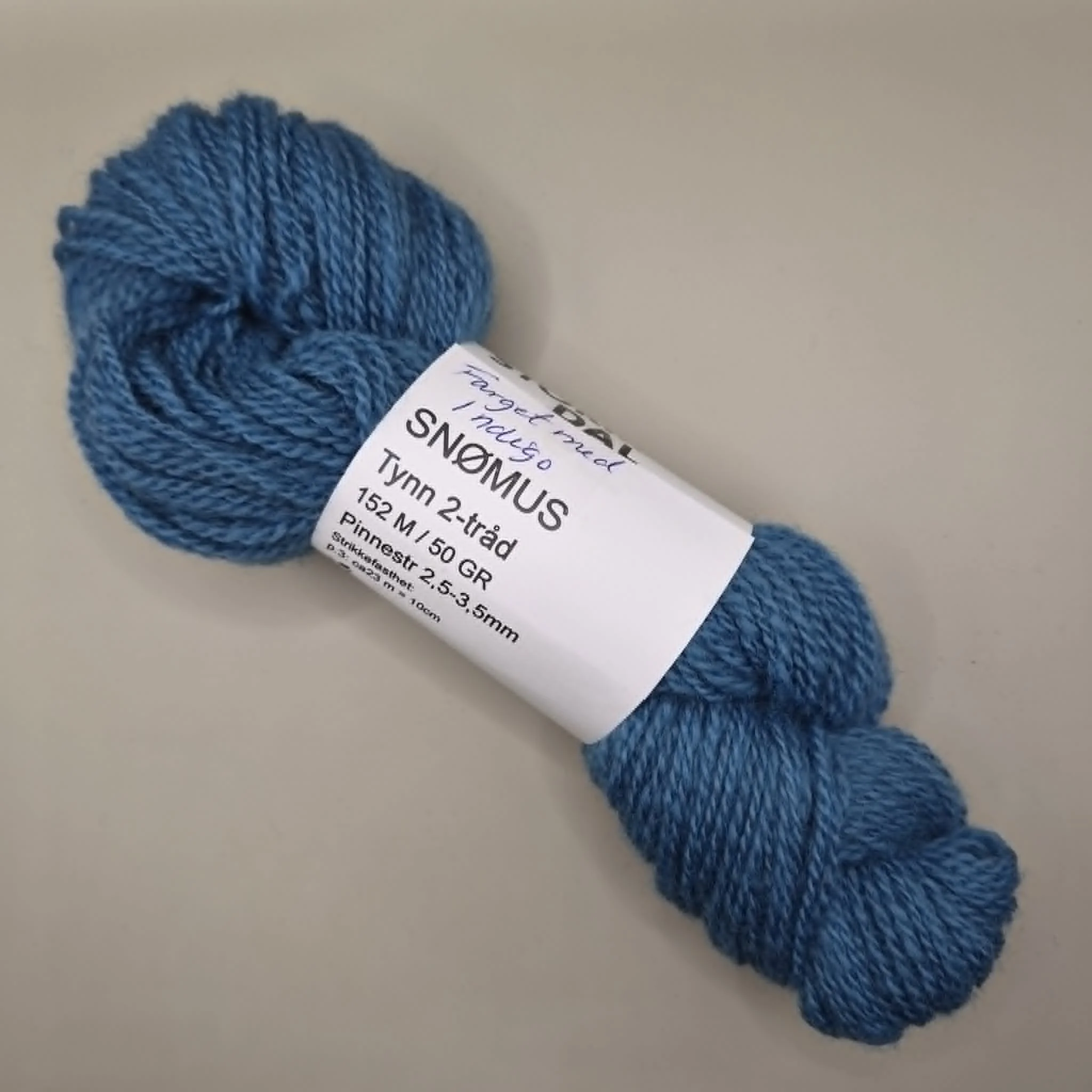 Snømus farget med indigo