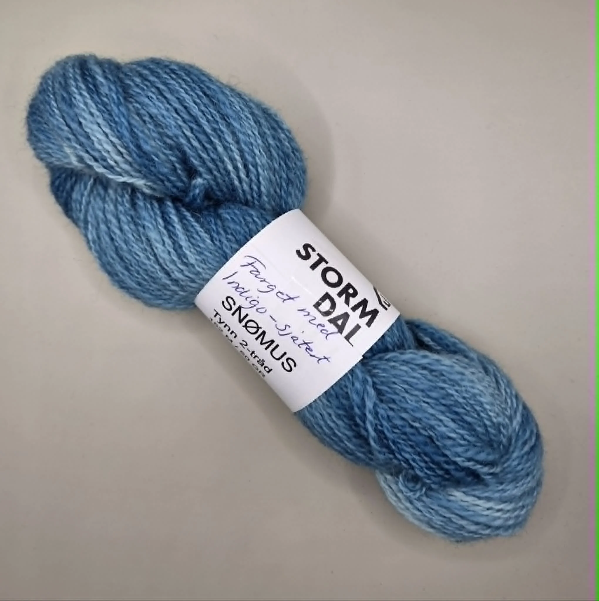 Snømus farget med Indigo - sjatert
